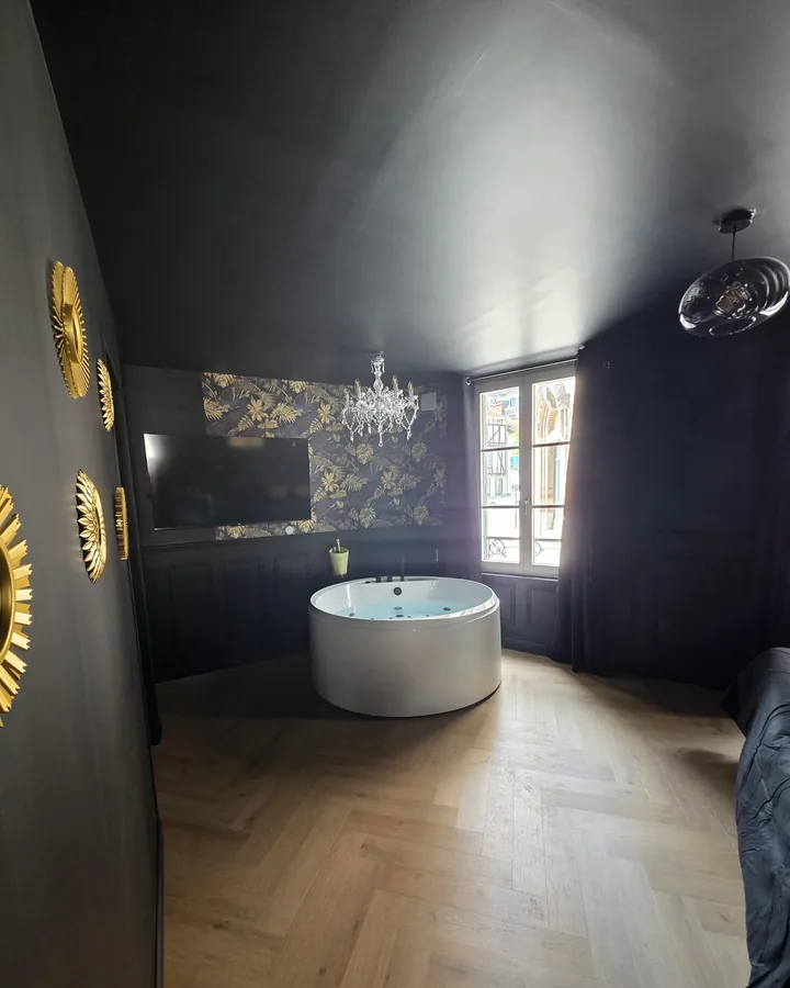 Salle de bain avec baignoire îlot et parquet à chevrons